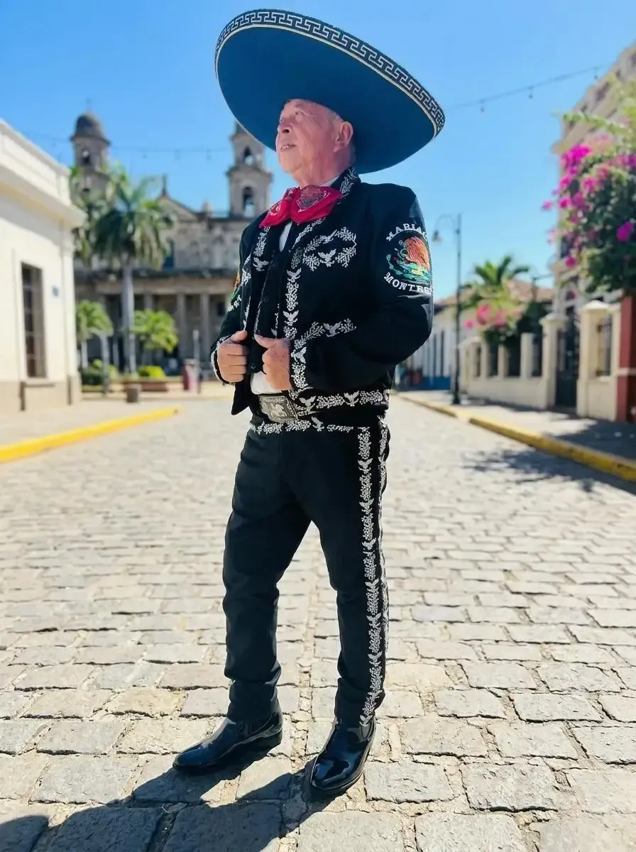 Integrantes del Mariachi Monterrey con gala profesional